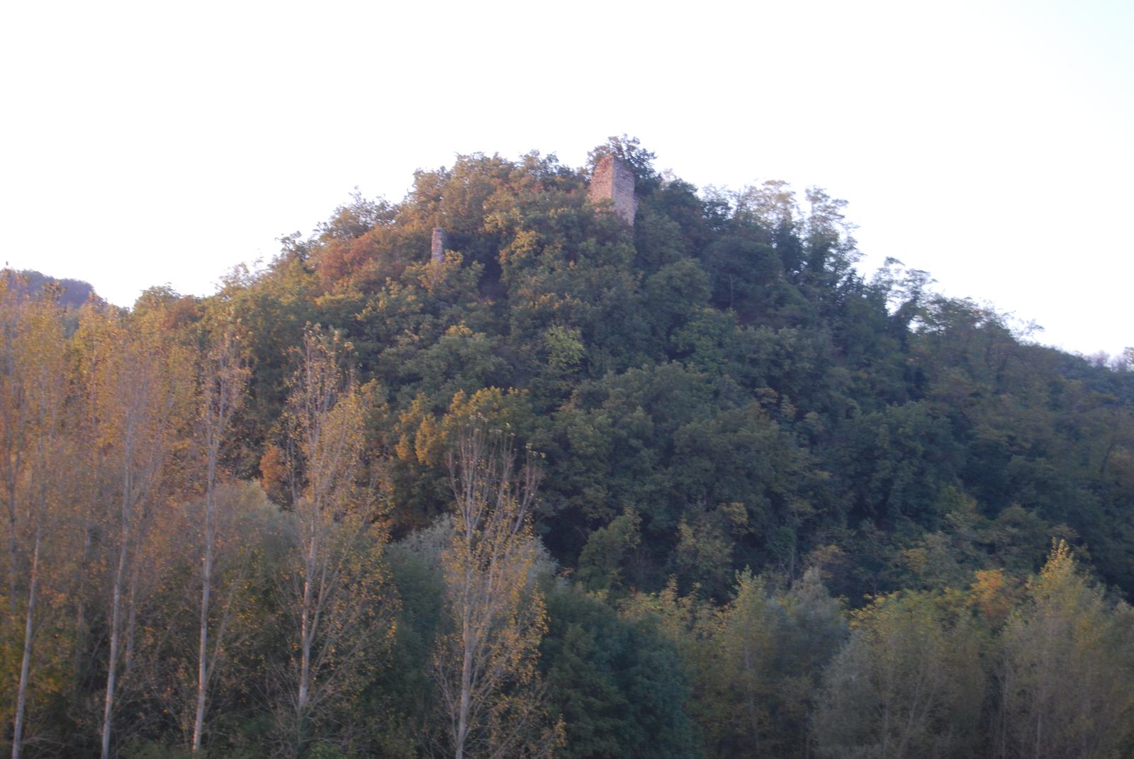 Les ruines du château de Mantaille sur une butte boisée, à Anneyron
