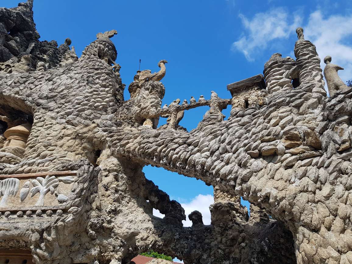 Arche et sculptures d'oiseaux au sommet du Palais idéal du facteur Cheval