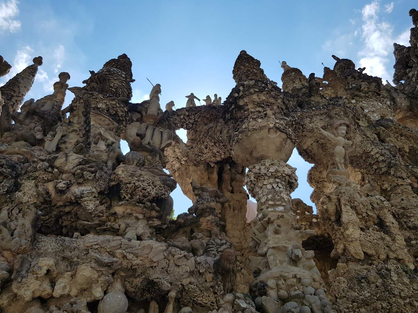 Façade du Palais idéal hérissée de tourelles et de personnages
