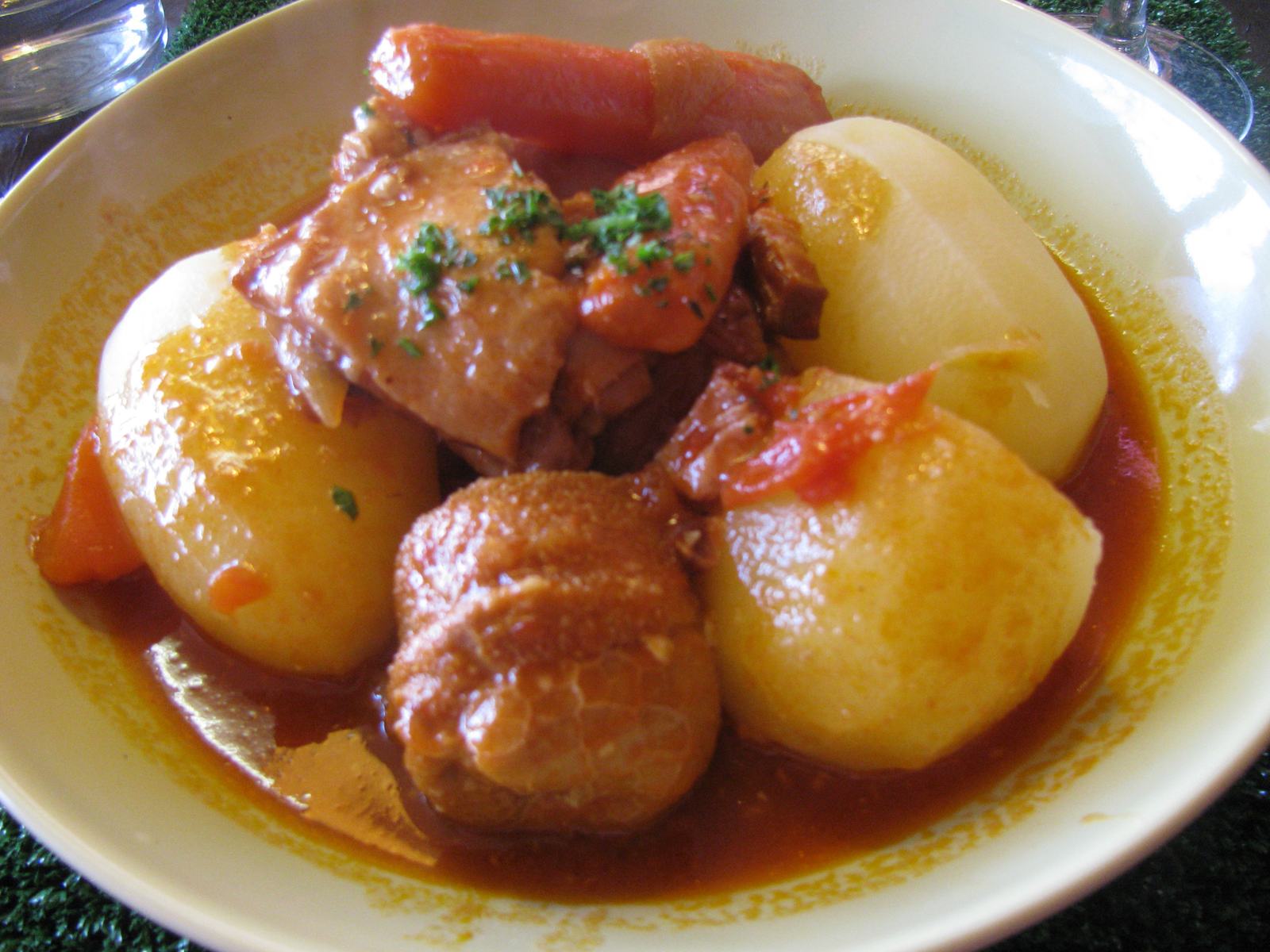 Assiette de défarde en sauce avec pommes de terre et carottes