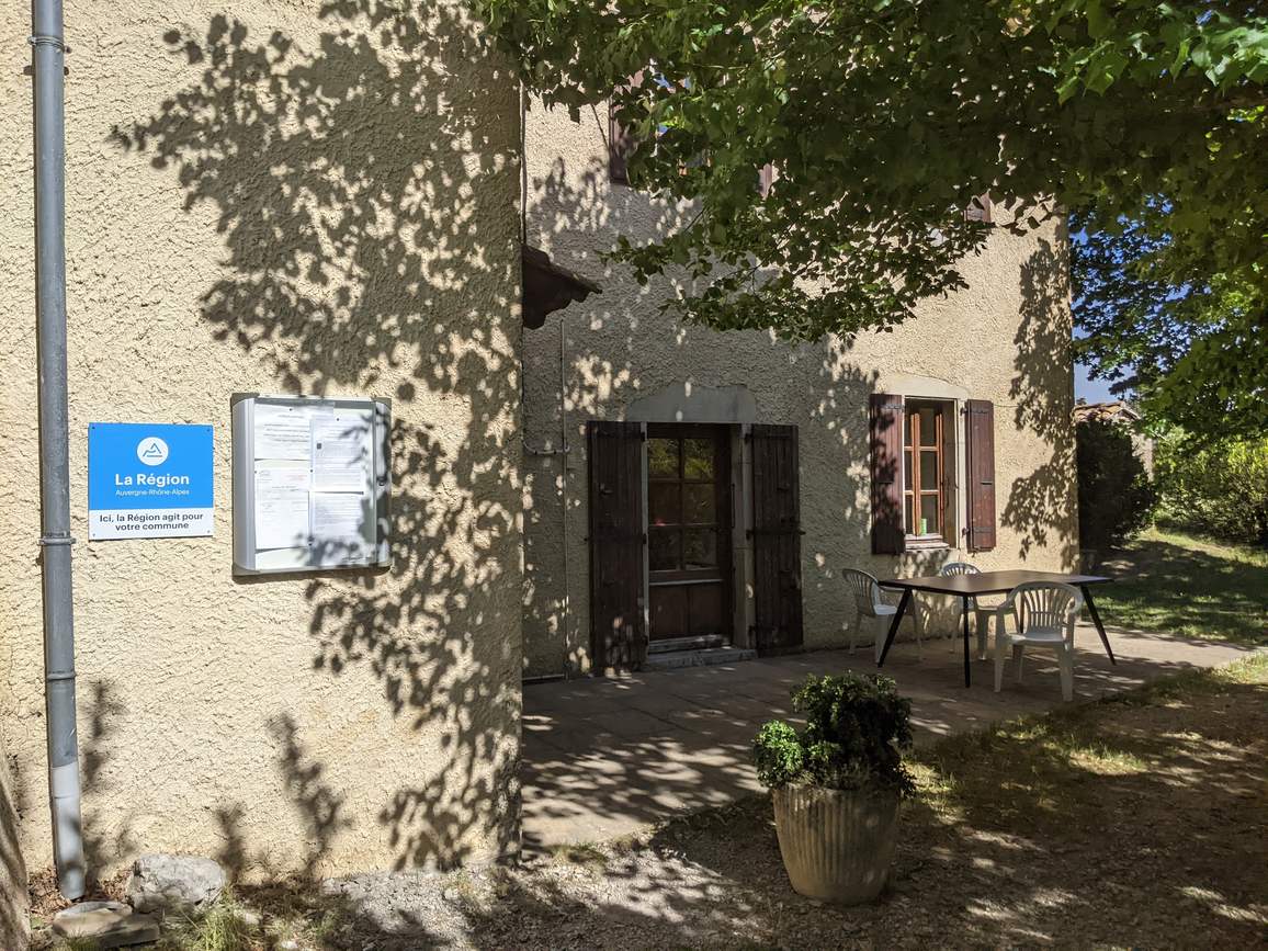 Le bâtiment du gîte municipal de Rochefourchat, avec le panneau d'affichage de la commune