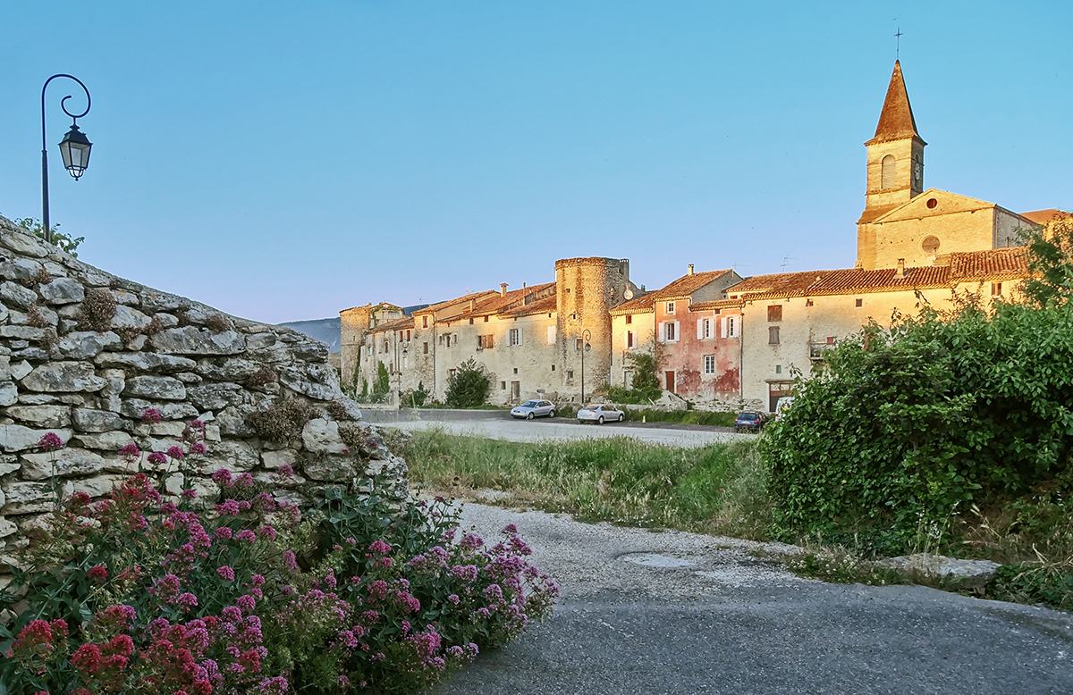 Les remparts nord-ouest de Taulignan, courtine et tours rondes