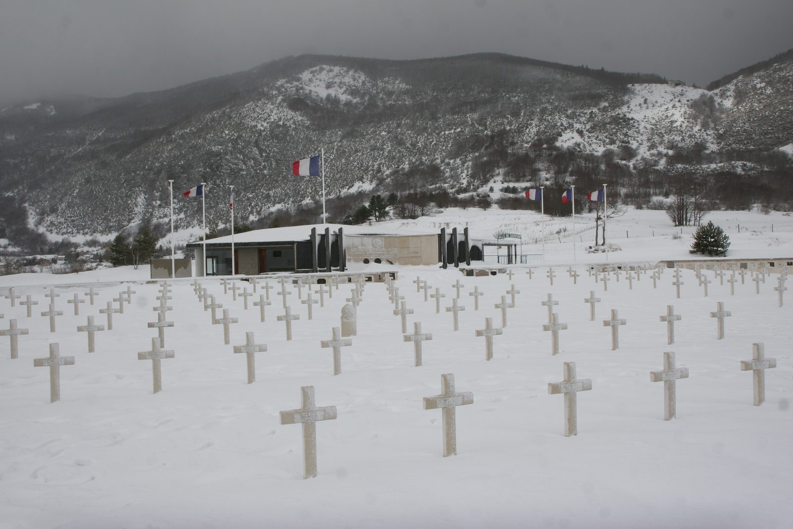 Le mémorial de la Résistance en Vercors, à Vassieux, et le plateau derrière